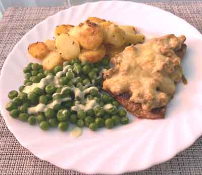 Steak au four mit Buttererbsen und Kartoffelstäbchen