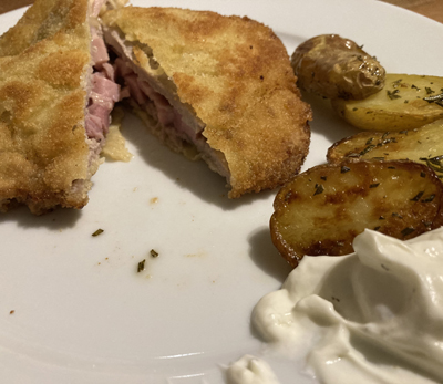 Cordon Bleu vom Kalb mit Rosmarinkartoffeln und Sour Creme