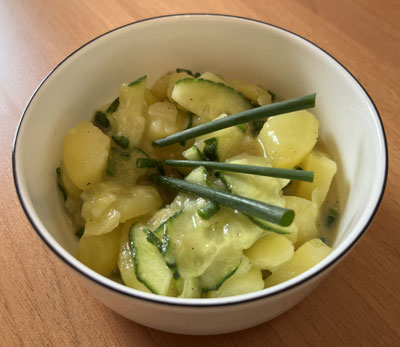 Warmer Kartoffelsalat mit einem Essig-Öl-Dressing