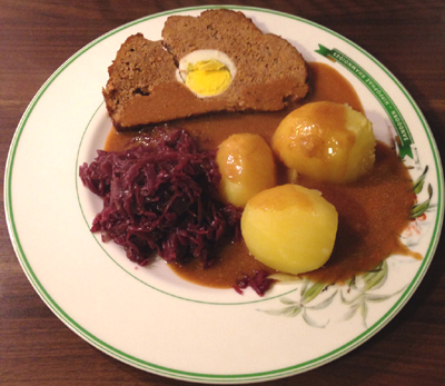 Hackbraten (Falscher Hase) mit Rotkohl und Salzkartoffeln