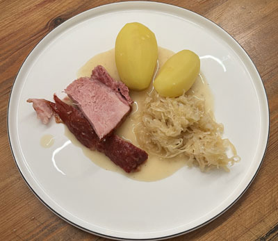 Kasslerbraten mit Sauerkraut und Salzkartoffeln