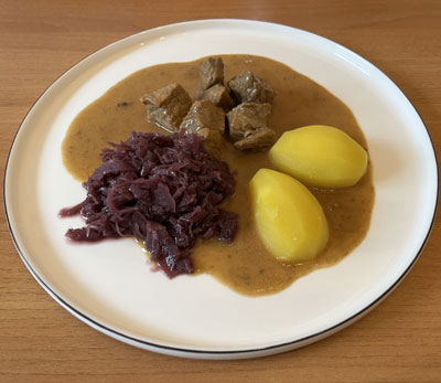 Köstritzer Schwarzbierfleisch mit Salzkartoffeln und Rotkohl