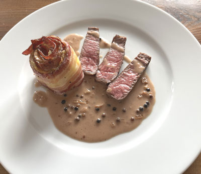 Rinderfiletsteak mit Pfeffersauce und Kartoffelrosen