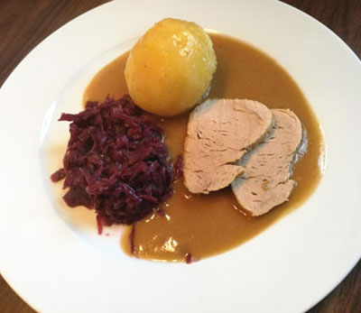 Schweinelendchen mit Rotkohl und Thüringer Klöße.