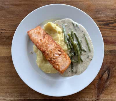 Lachsfilet mit Bohnen in heller Soße und Kartoffelstampf