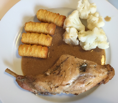 Kaninchen mit Blumenkohl und Salzkartoffeln