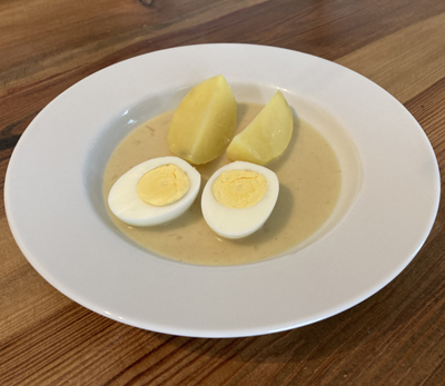 Senfeier, verlorene Eier mit Salzkartoffeln