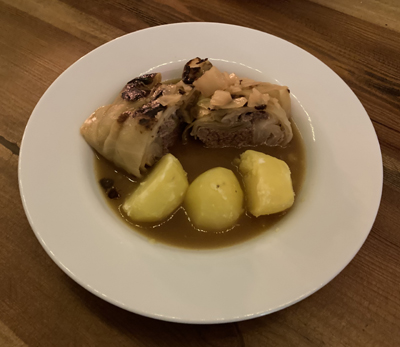 Sächsische Krautroulade mit herzhafter Füllung und Salzkartoffeln serviert