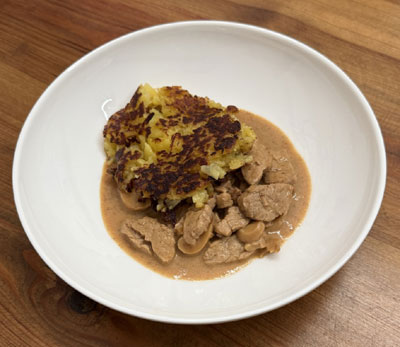 Zürcher Geschnetzeltes, klassisch mit Rösti und Petersilie garniert