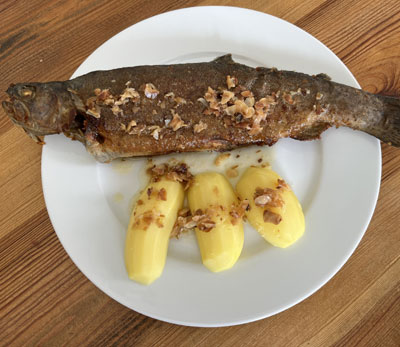 Forellen in Mandelbutter dazu Salzkartoffeln