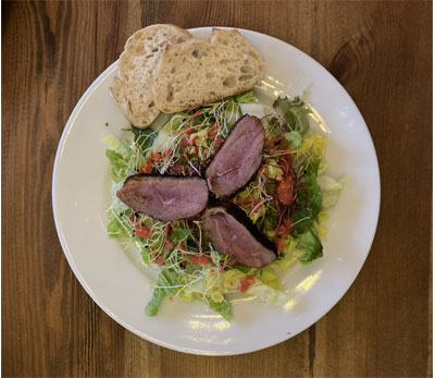Glasierte Entenbrust auf Blattsalat mit einer Himbeer-Vinaigrette