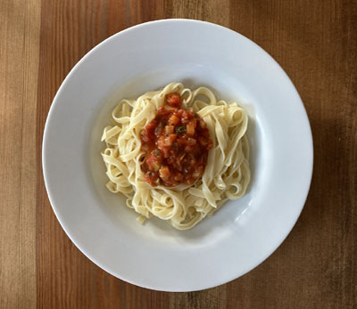 Gemüsebolognese mit Spaghetti serviert