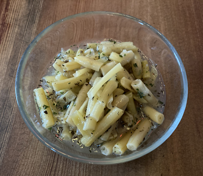 Bohnensalat mit Petersilie und Bohnenkraut in einem Essig-Pflanzenöl-Dressing