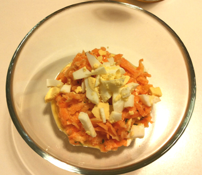 Möhrensalat mit Ei, Kräutern und einem Joghurt-Zitronen-Pflanzenöl-Dressing