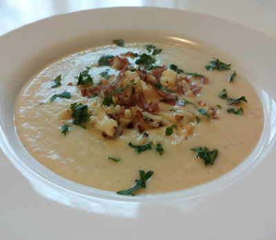Blumenkohlcremesuppe, mit extra geschmorter Blumenkohl-Kochschinkenbeilage, verfeinert mit Worcestersoße