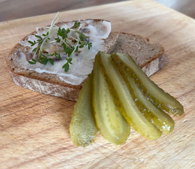 Apfel-Zwiebel-Schmalz, auf Brot mit Gewürzgurke