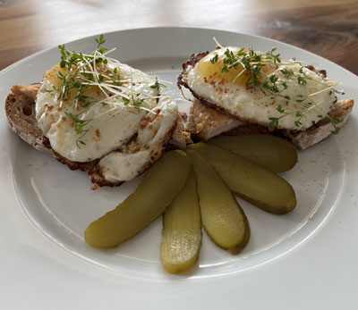 HO-Schnitte, ein Schnitzel auf Brot mit Spiegelei