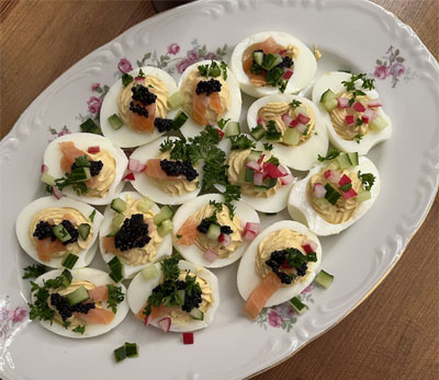 Russische Eier, halbe Eier mit einer raffinierten Füllung aus Mayonnaise, Senf und Worcester Soße