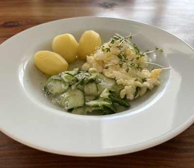 Rührei mit Gurkensalat und Salzkartoffeln