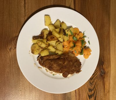 Braumeistersteak mit Buttermöhrchen und Bratkartoffeln