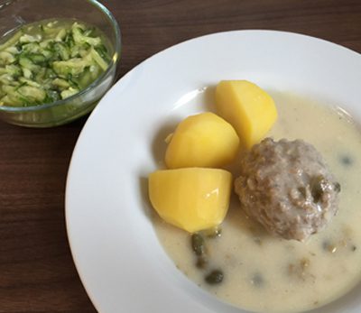 Kochklopse mit Salzkartoffeln und Gurkensalat