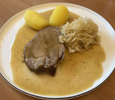 Schweinebraten mit Salzkartoffeln und Sauerkraut