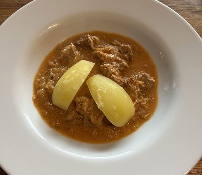 Szegediner Schweinegulasch nach DDR-Rezept mit Salzkartoffeln