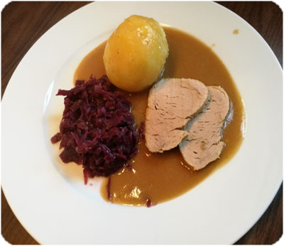 Schweinelendchen mit Rotkohl und Thüringer Klöße