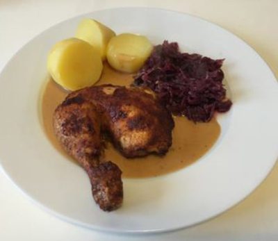 Goldbroiler mit Rotkohl und Salzkartoffeln