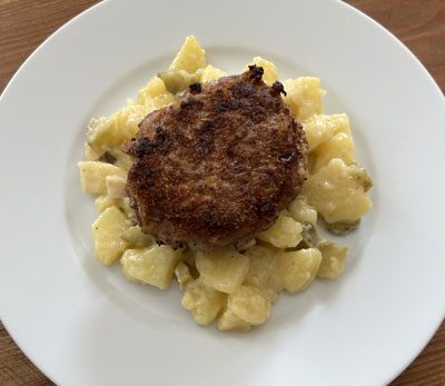 Altberliner Kartoffelsalat mit Bulette