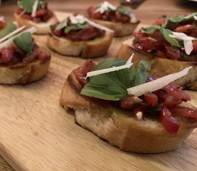 Geröstete Brotscheiben mit Tomaten-Basilikum-Belag